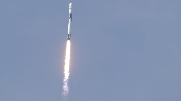 falcon 9 spacex reusable rocket booster