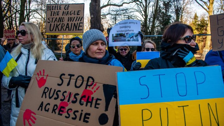 protestors hold up pro-Ukraine signs
